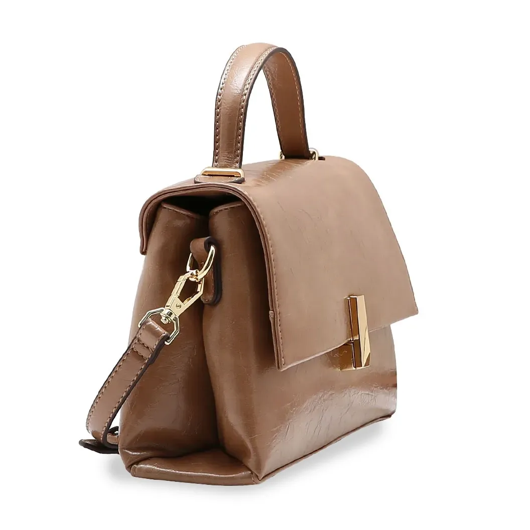 Bolsa feminina Chenson bege vista lateral mostrando alça lateral removível e fechamento frontal